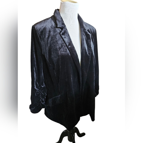 Skies Are Blue Curvy Elegand Black Velvet Blazer. - Picture 1 of 13
